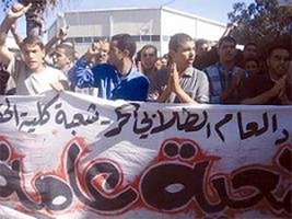 جامعيون جزائريون غاضبون من عرض عمل في المراحيض العمومية..